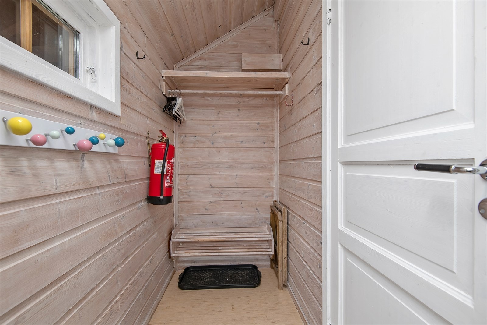 Gang med plass til å henge fra seg yttertøy. Galleribilde