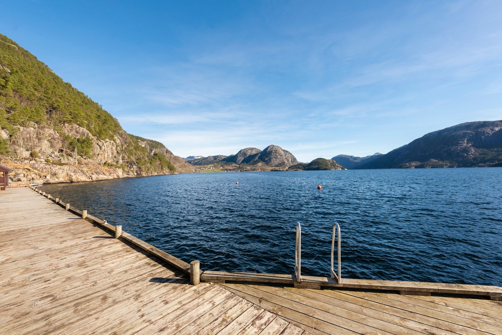 Gode muligheter for både bading, fiske, båtliv og vannsportsaktiviteter. Galleribilde