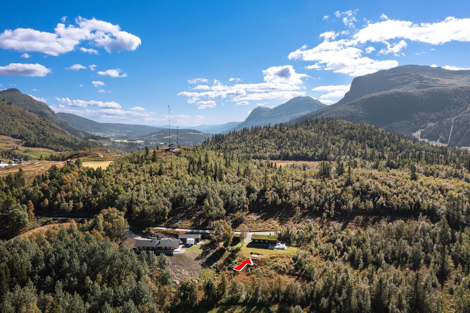 Beliggenheten er ypperlig sommer som vinter. Vinterstid går langrennsløypene i direkte nærhet og toppturen mot Leinenosi kan starte fra hytteveggen! Galleribilde