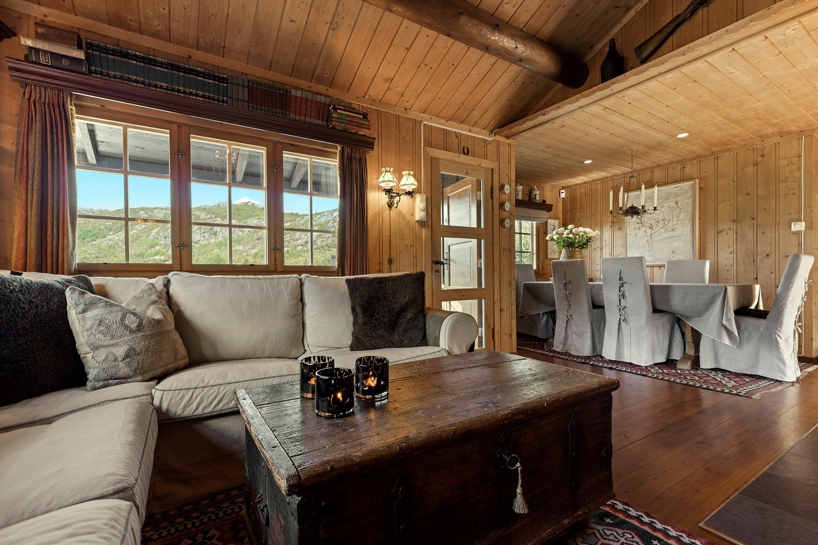 Fra oppholdsrommet er det utgang til opparbeidet stor terrasse med boblebad og hage. Galleribilde