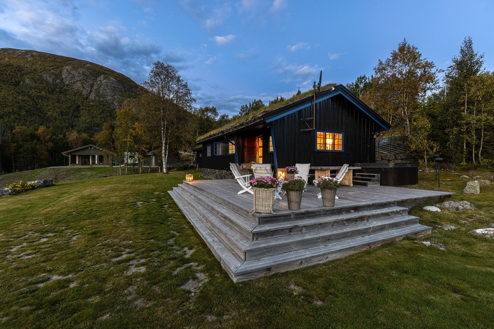 Stor terrasse med nedsenket boblebad. Galleribilde