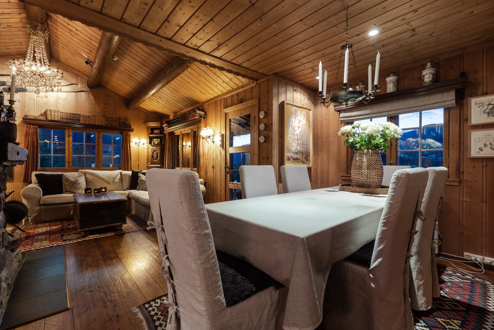 Åpen og sosial løsning mellom spisestue og stue. Galleribilde