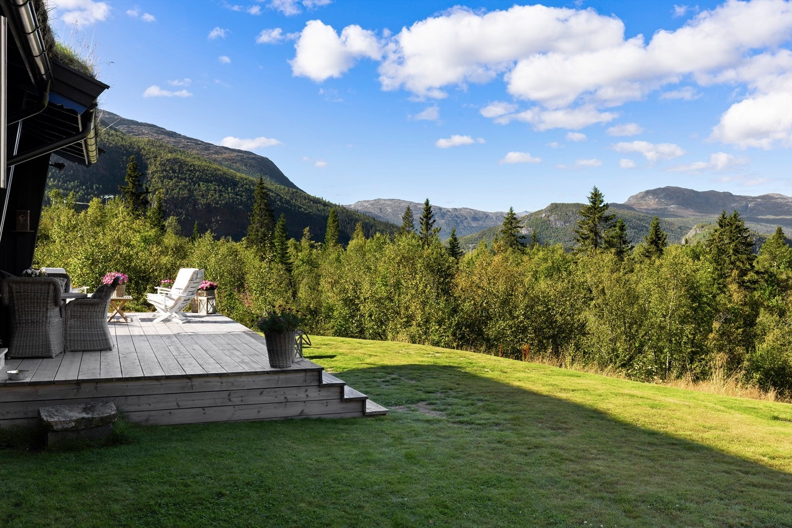 Terrassen harmonerer fint med øvrige utearealer. Utearealene byr inn til hyggelige kvelder i kveldssolen. Galleribilde