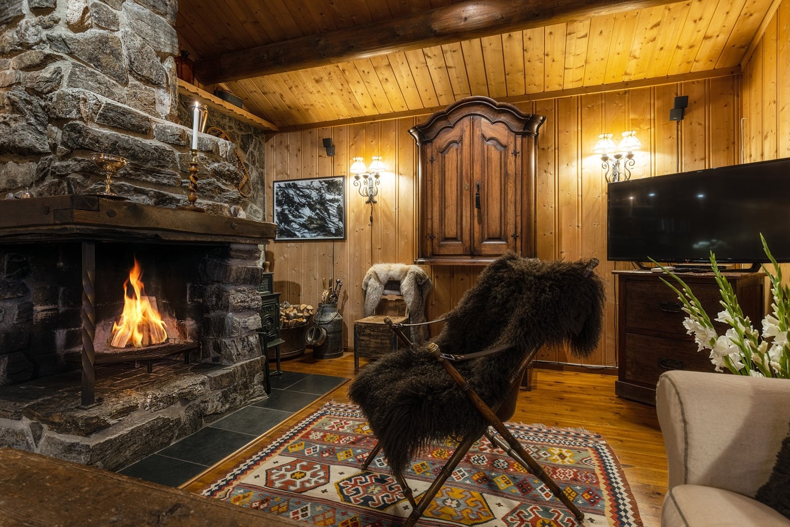 Etter en lang dag i den majestetiske fjellheimen senker roen seg naturlig i den hyggelige stuen. Galleribilde