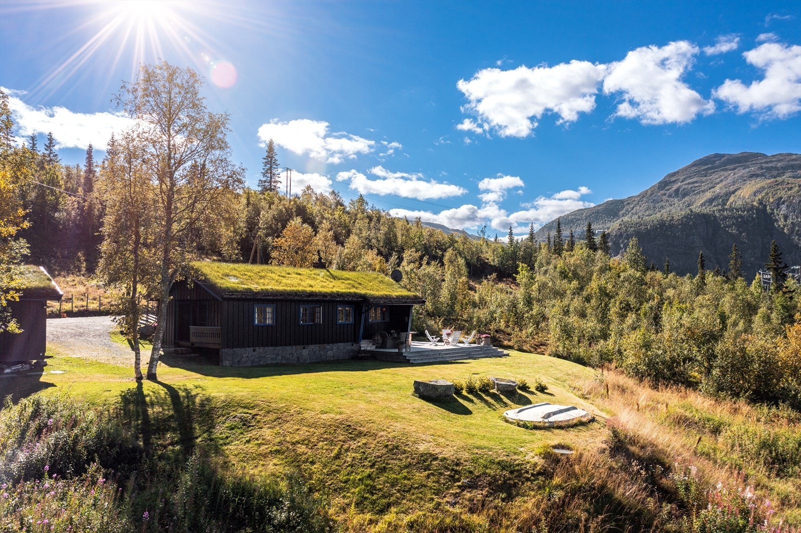 Hulbakvegen 153 har en fredfull og meget idyllisk beliggenhet i vakre Hulbak. Galleribilde