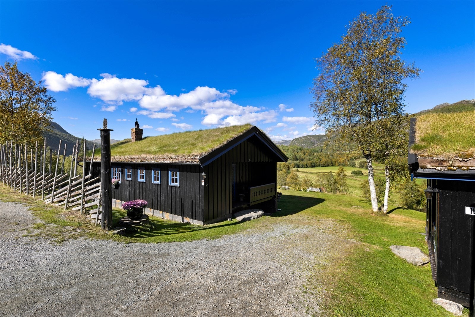 Hytta og uthuset danner et hyggelig tun. Galleribilde