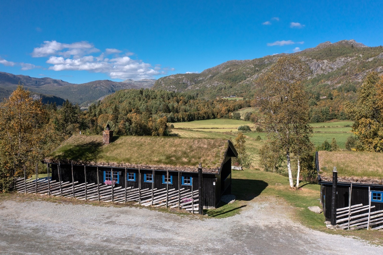 Eiendommen ligger høyt og fritt med flott skue! Galleribilde