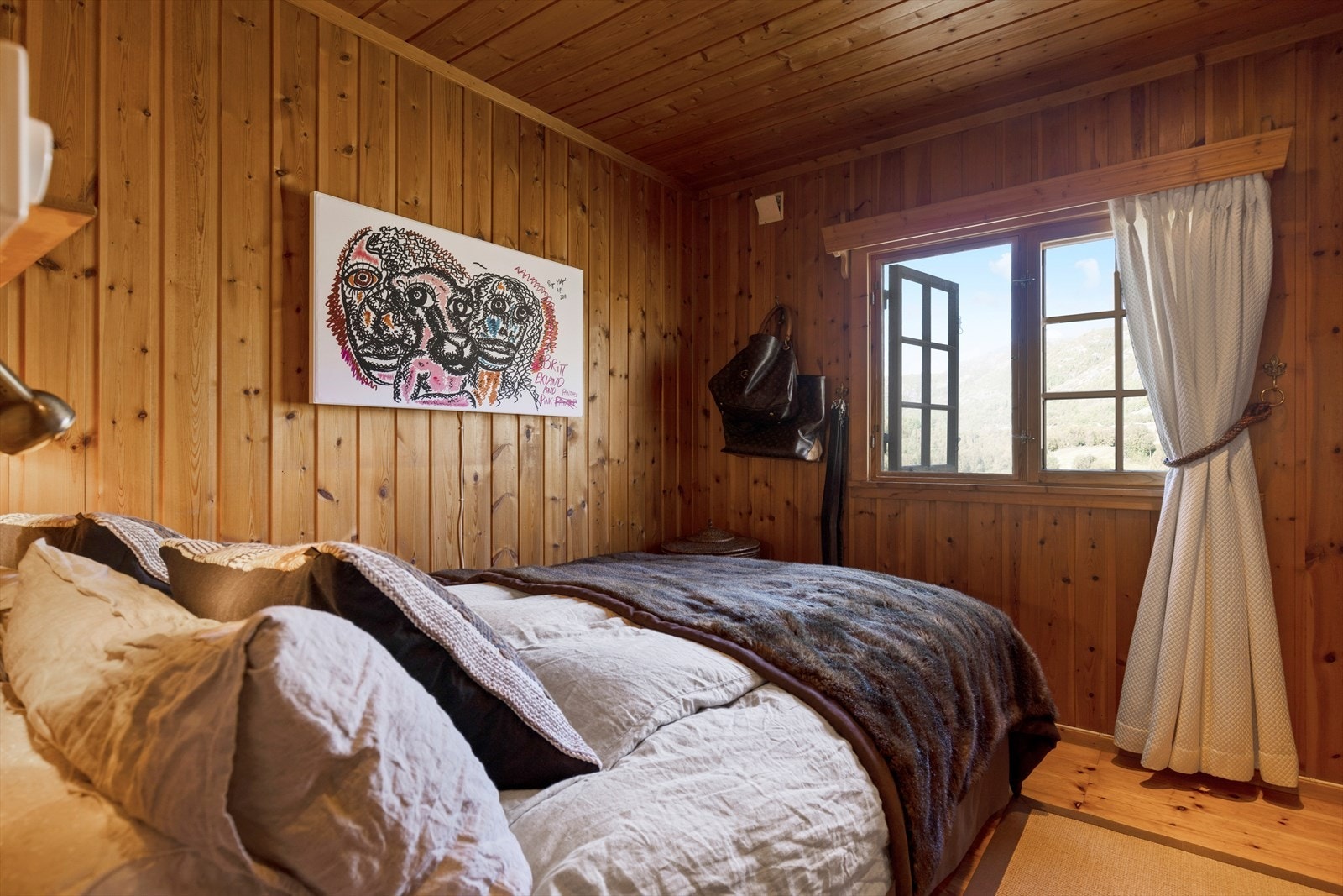 Soverom nr 1 med plassbygd garderobe. Galleribilde