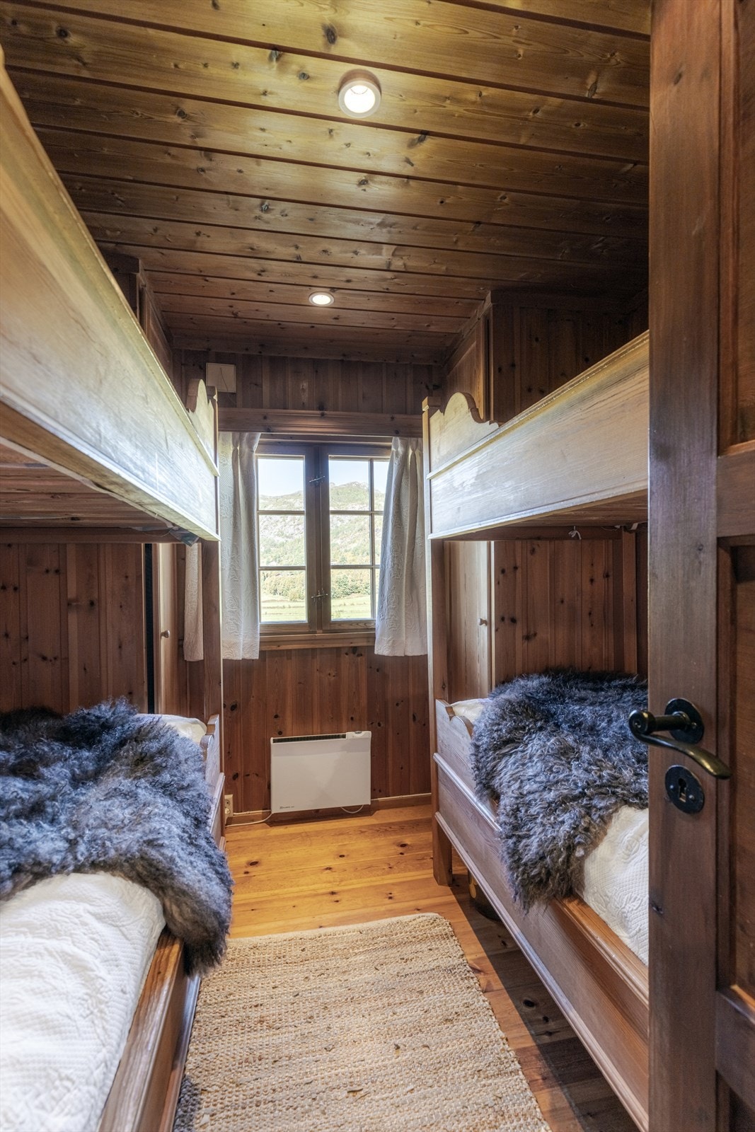 Soverom nr 2 med plassbygget køyesenger. Galleribilde