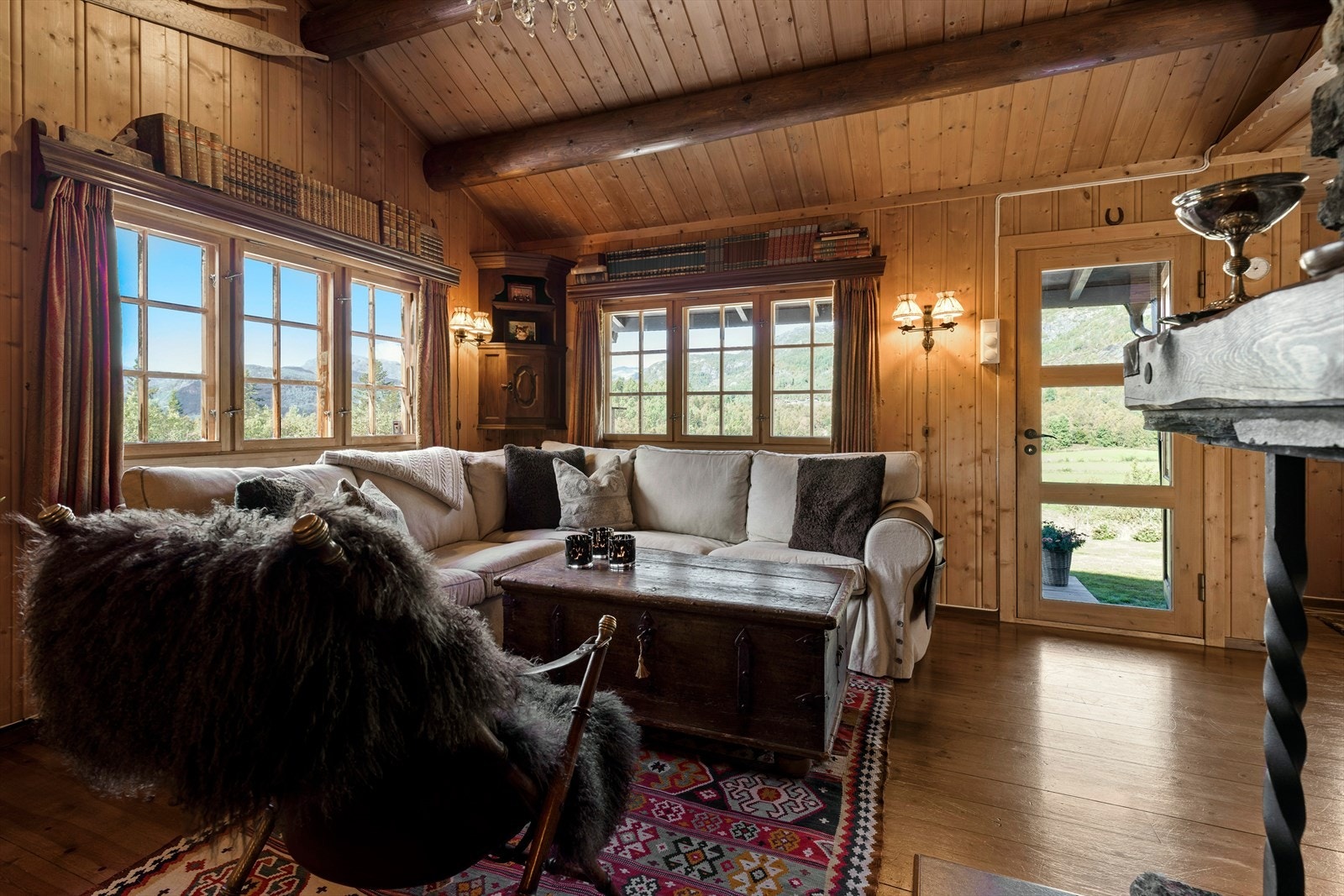 Lun og god fjellatmosfære i oppholdsrommet med flott utsikt! Galleribilde