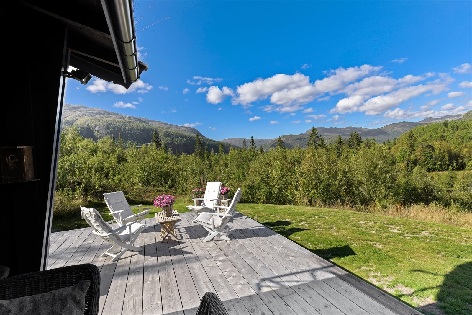 Eiendommen har svært gode sol- og utsiktsforhold. Galleribilde