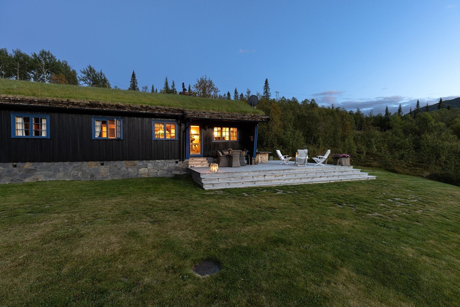 Fasade og uteplass. Galleribilde