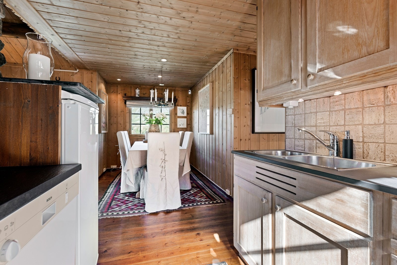 Fra kjøkken mot spisestue. Galleribilde