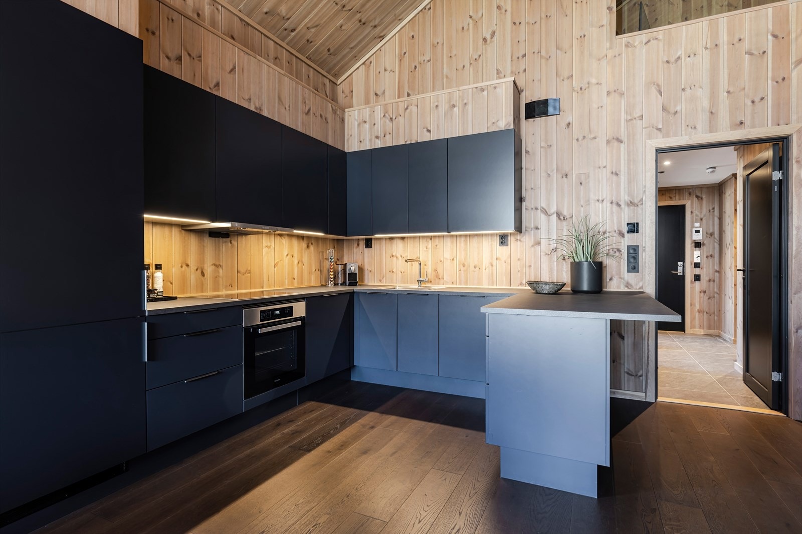 God skap- og benkeplass. Barløsning ved kjøkkenøyen. Galleribilde