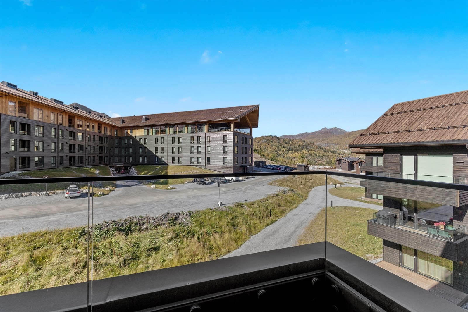 Hyggelig utsyn fra balkongen mot Fyri Resort, natur og nærområdet. Galleribilde