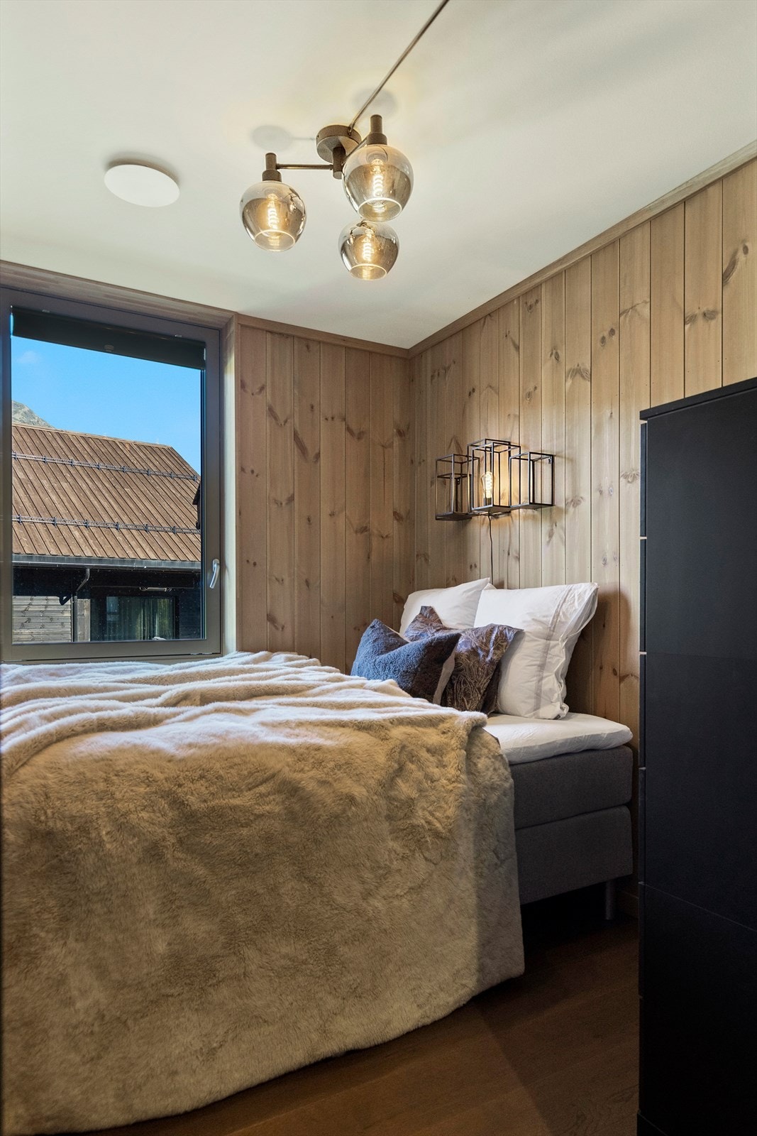 Soverom III med plass til dobbeltseng og kommode/garderobeskap. Galleribilde