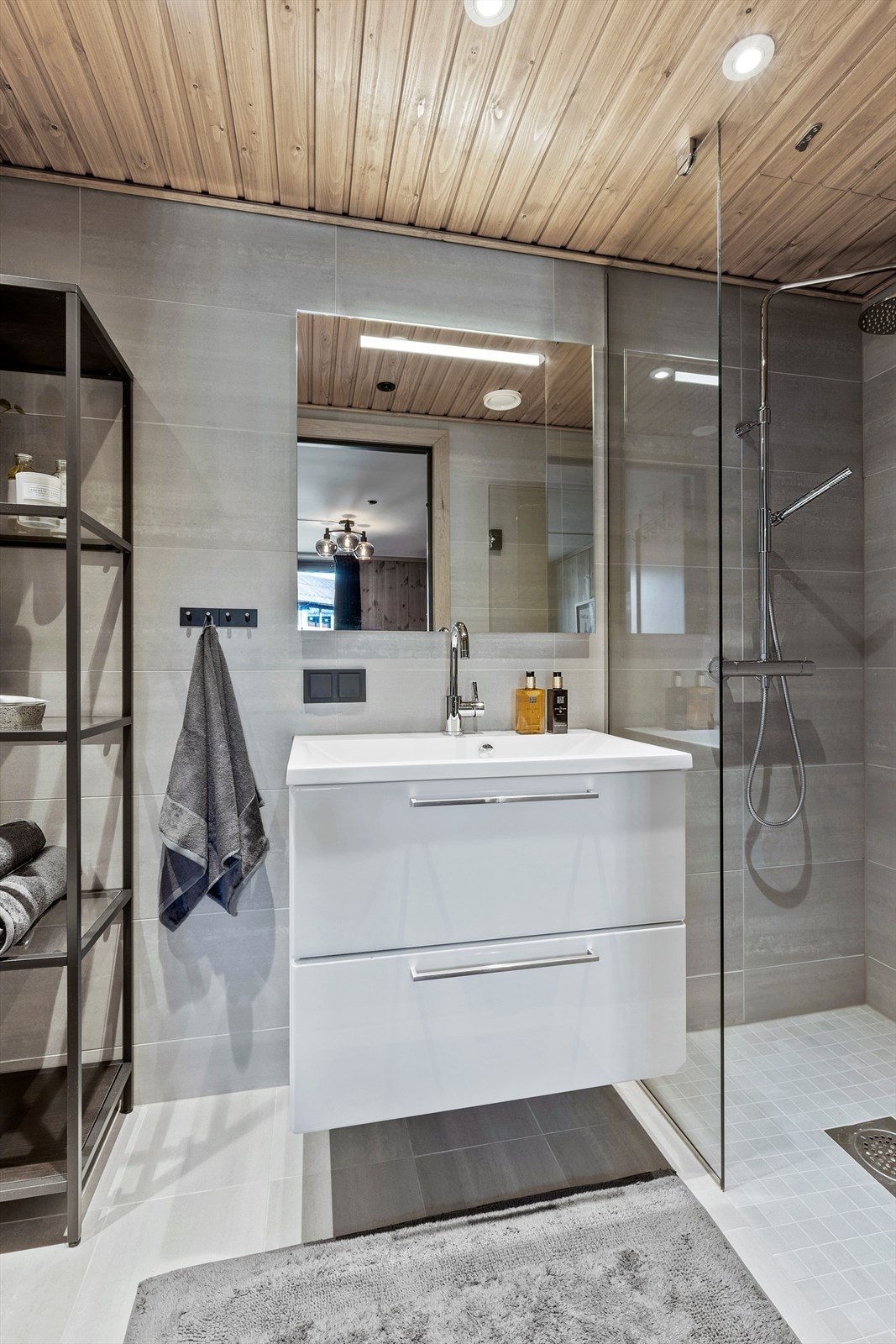 Delikat flislagt bad tilknyttet hovedsoverommet. Downlights i himling og varmekabler i gulv. Galleribilde