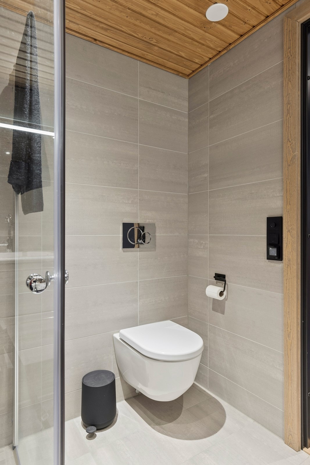 Vegghengt wc, downlights i himling og varmekabler i gulv. Galleribilde