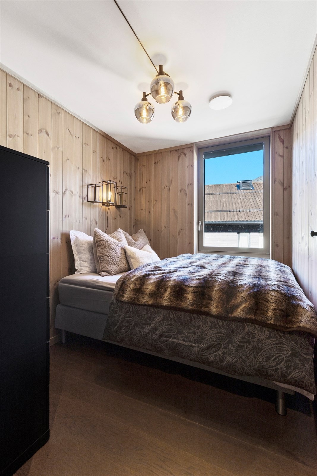 Soverom II med plass til dobbeltseng og kommode/garderobeskap. Galleribilde