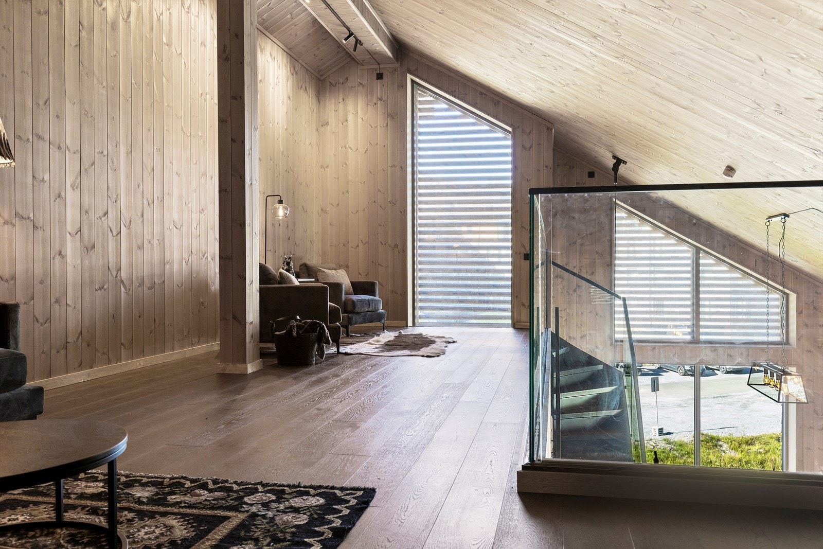 Stor hems/loftstue med adkomst fra stuen. Galleribilde