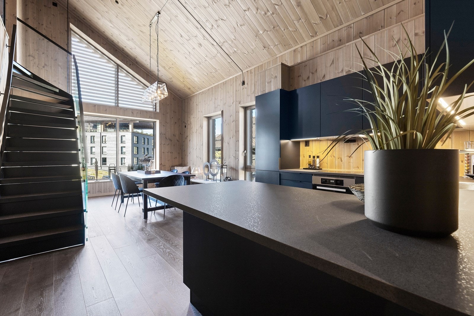 Stort oppholdsrom med god takhøyde og åpen stue-/kjøkkenløsning. Galleribilde