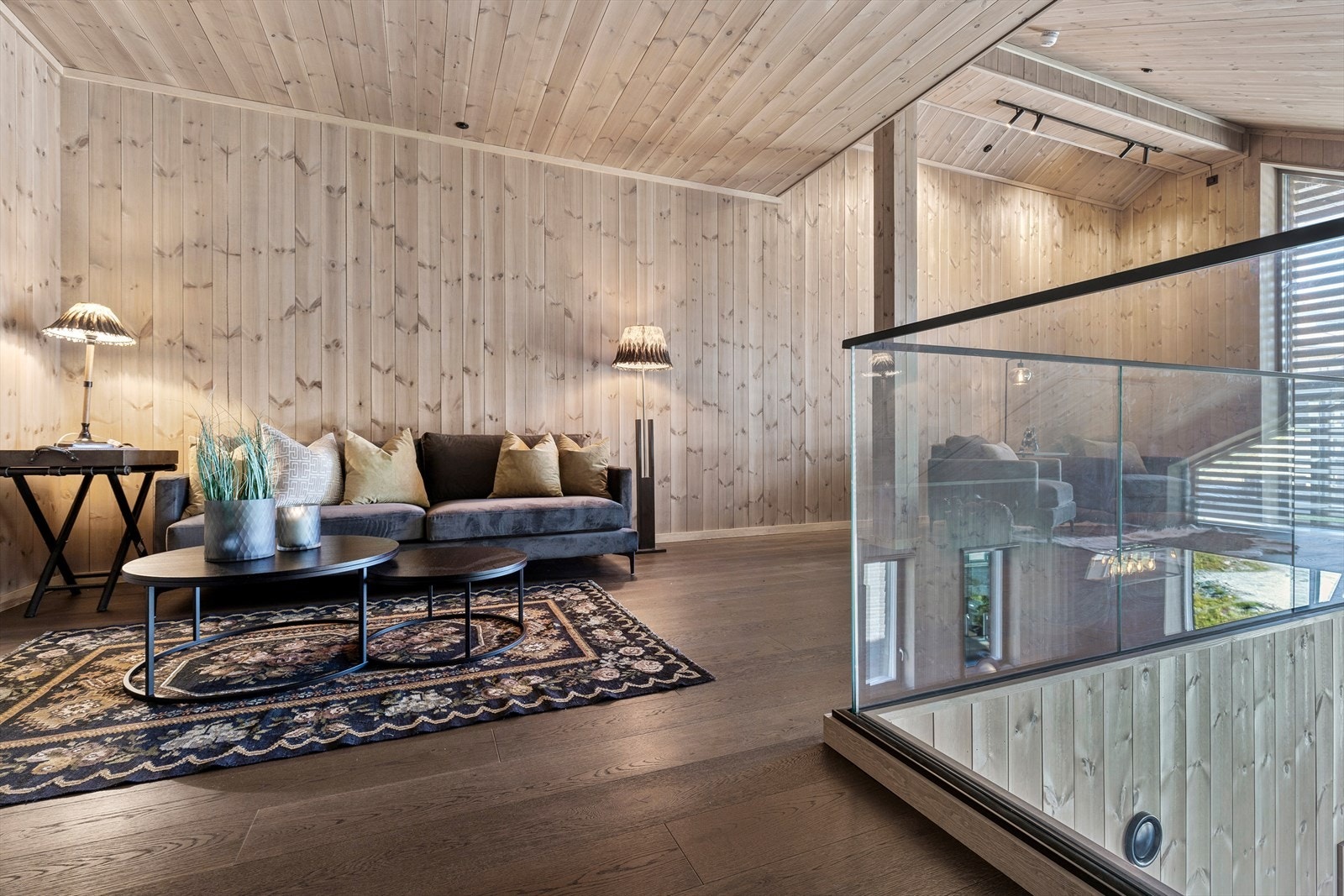 På hemsen er det plass til stor sittegruppe. Galleribilde