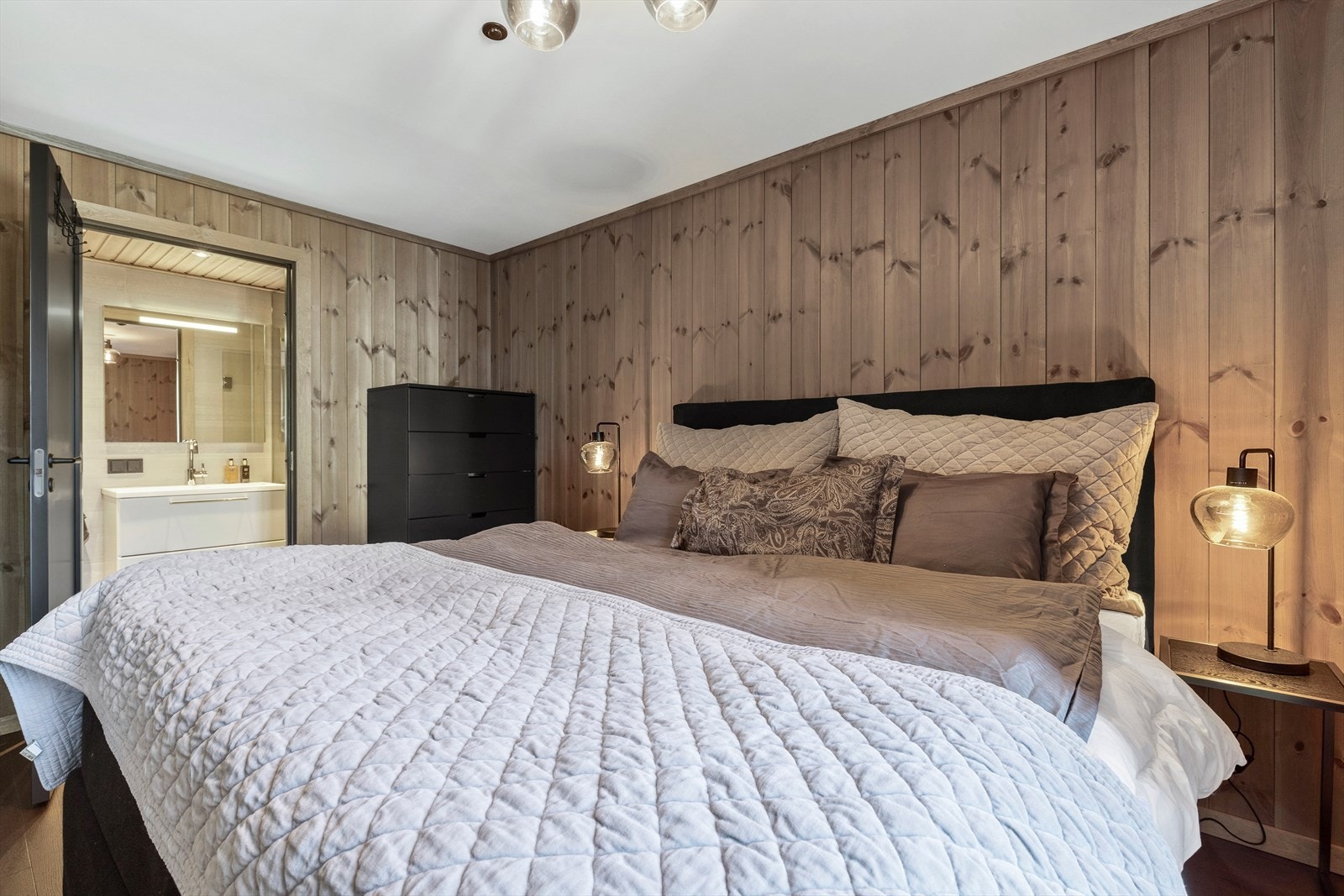 Fra hovedsoverommet er det direkte adkomst til eget bad. Galleribilde