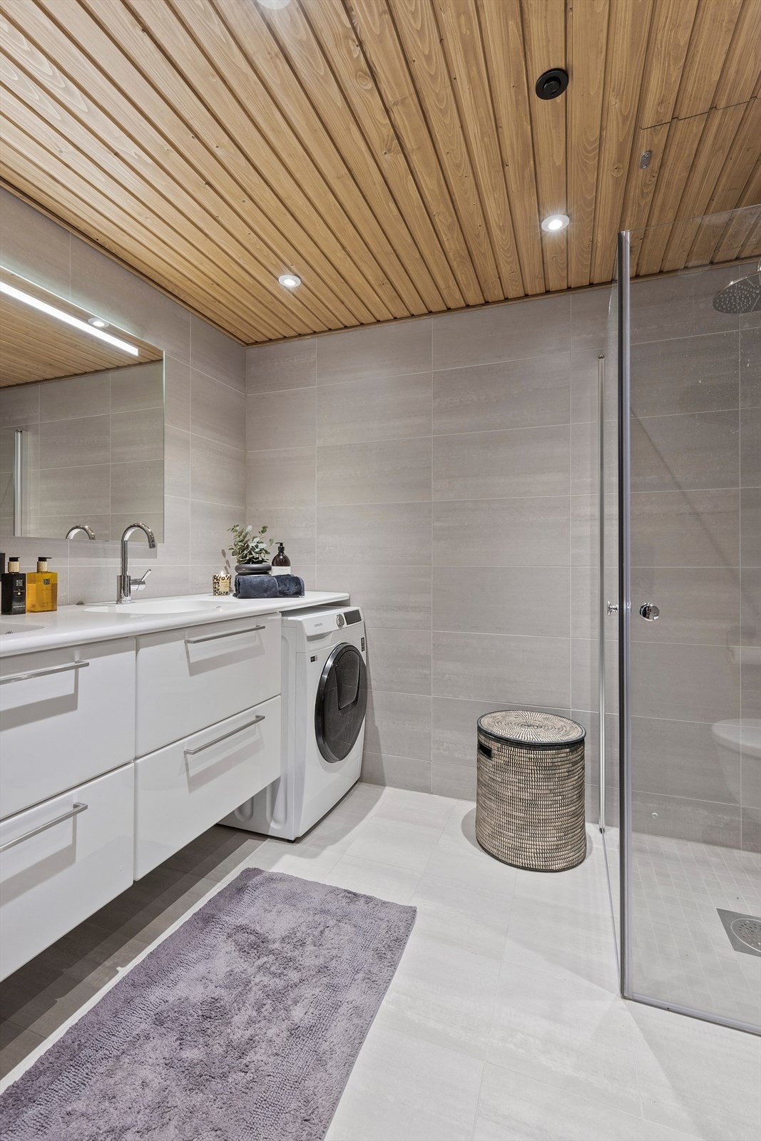 Delikat flislagt hovedbad med adkomst fra entré/gang. Galleribilde