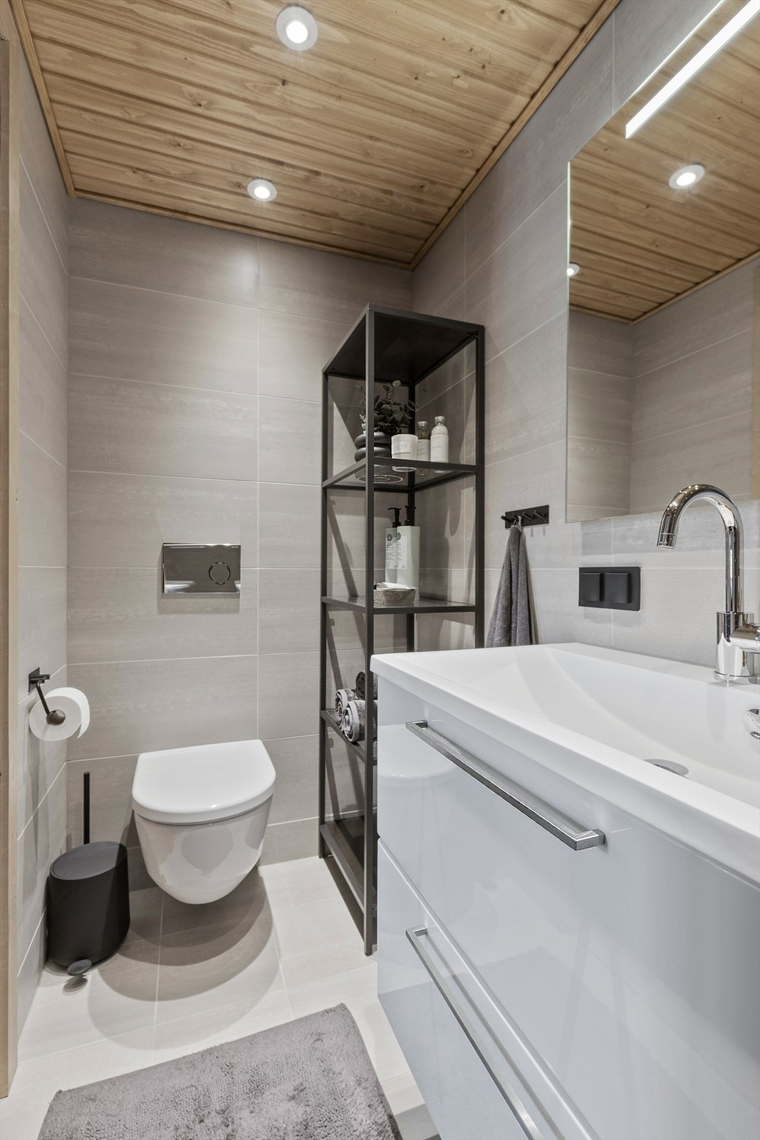 Badet har også servantskap med store skuffer og vegghengt wc. Galleribilde