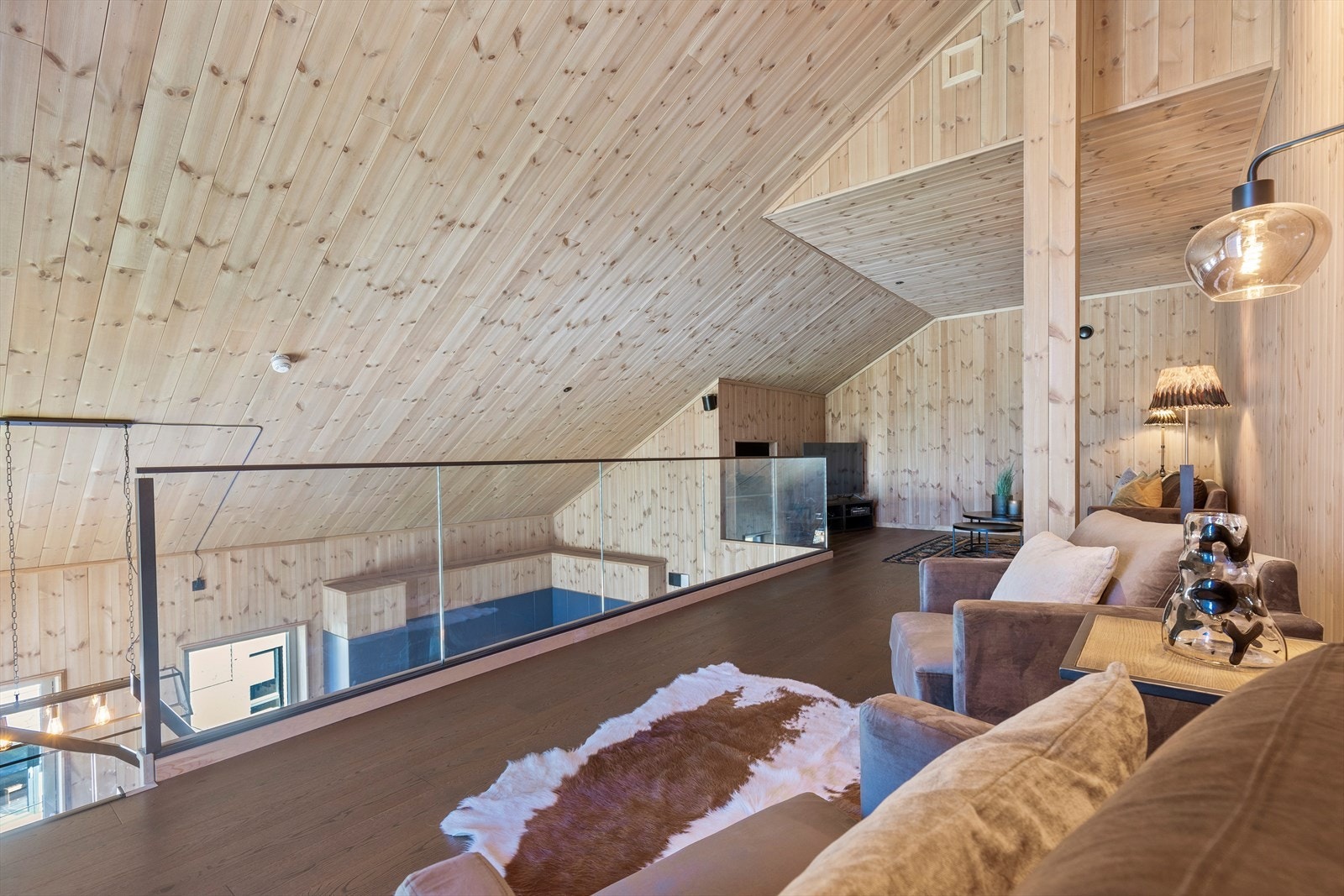 God takhøyde og åpent ned til stue/kjøkken. Galleribilde