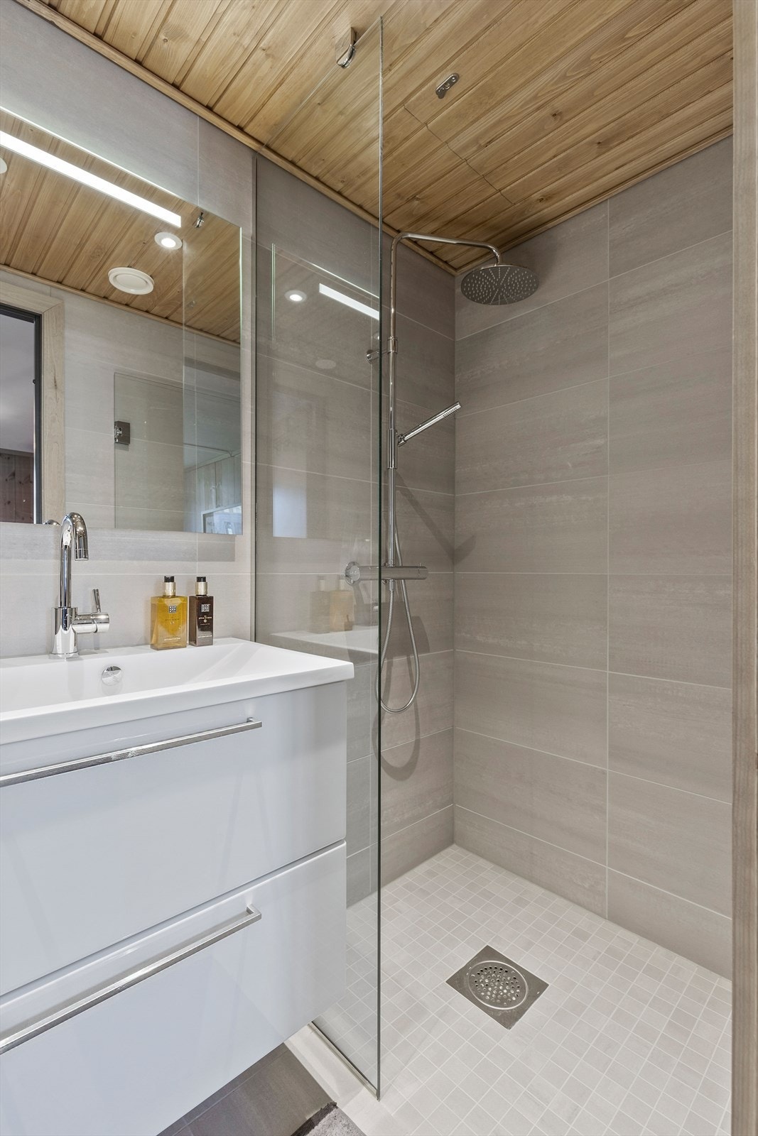 Badet inneholder stor dusjnisje med regndusj og hånddusj. Galleribilde