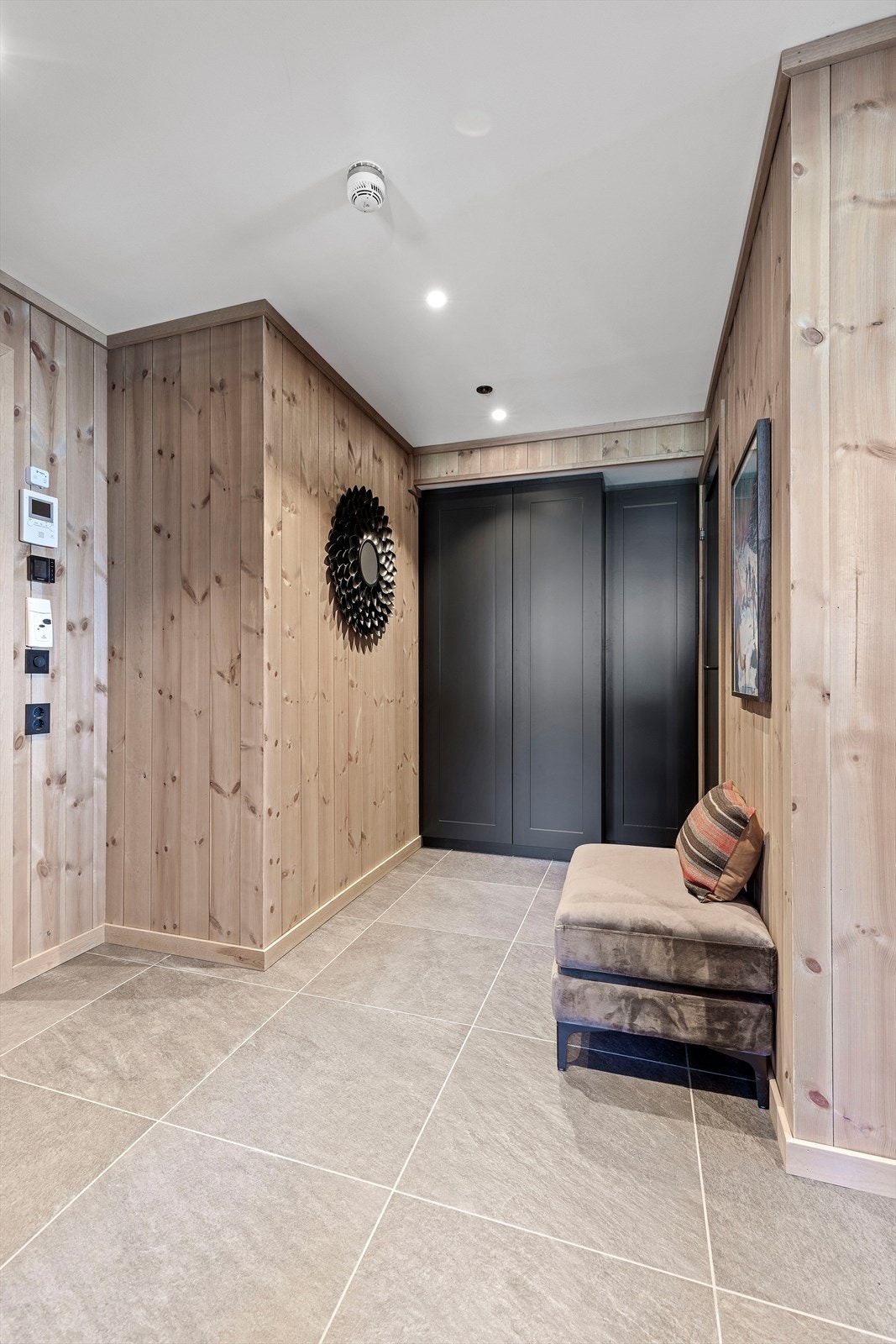 Stort snekkerbygget garderobeskap i gangen. Skapet til venstre er ca. 1m dypt. Vannbåren gulvvarme i alle rom. Galleribilde