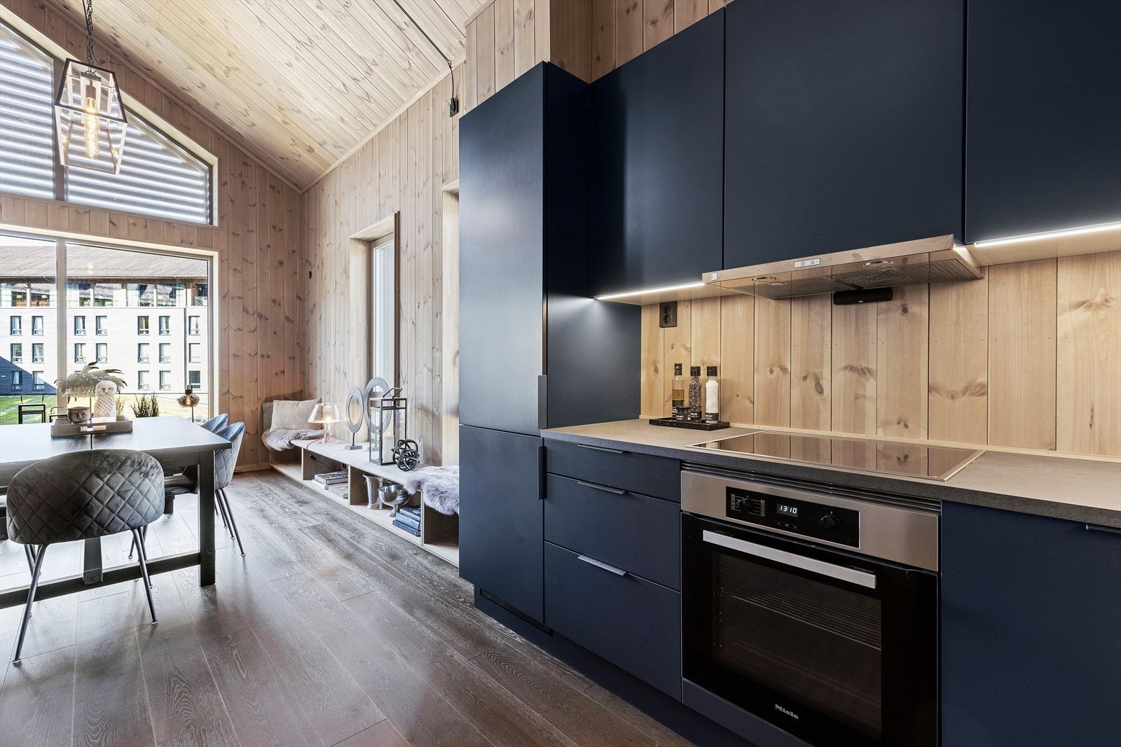 Stilren kjøkkeninnredning fra HTH med laminat benkeplate og integrerte hvitevarer fra Miele. Galleribilde