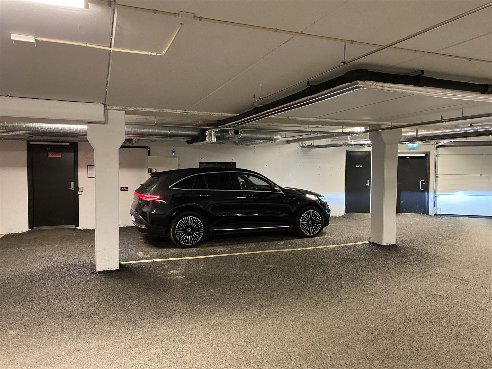 Den store garasjeplassen ligger perfekt til med enkel inn-/utkjøring rett ved porten, samt enkel av-/pålessing rett ved inngangsdøren. Galleribilde