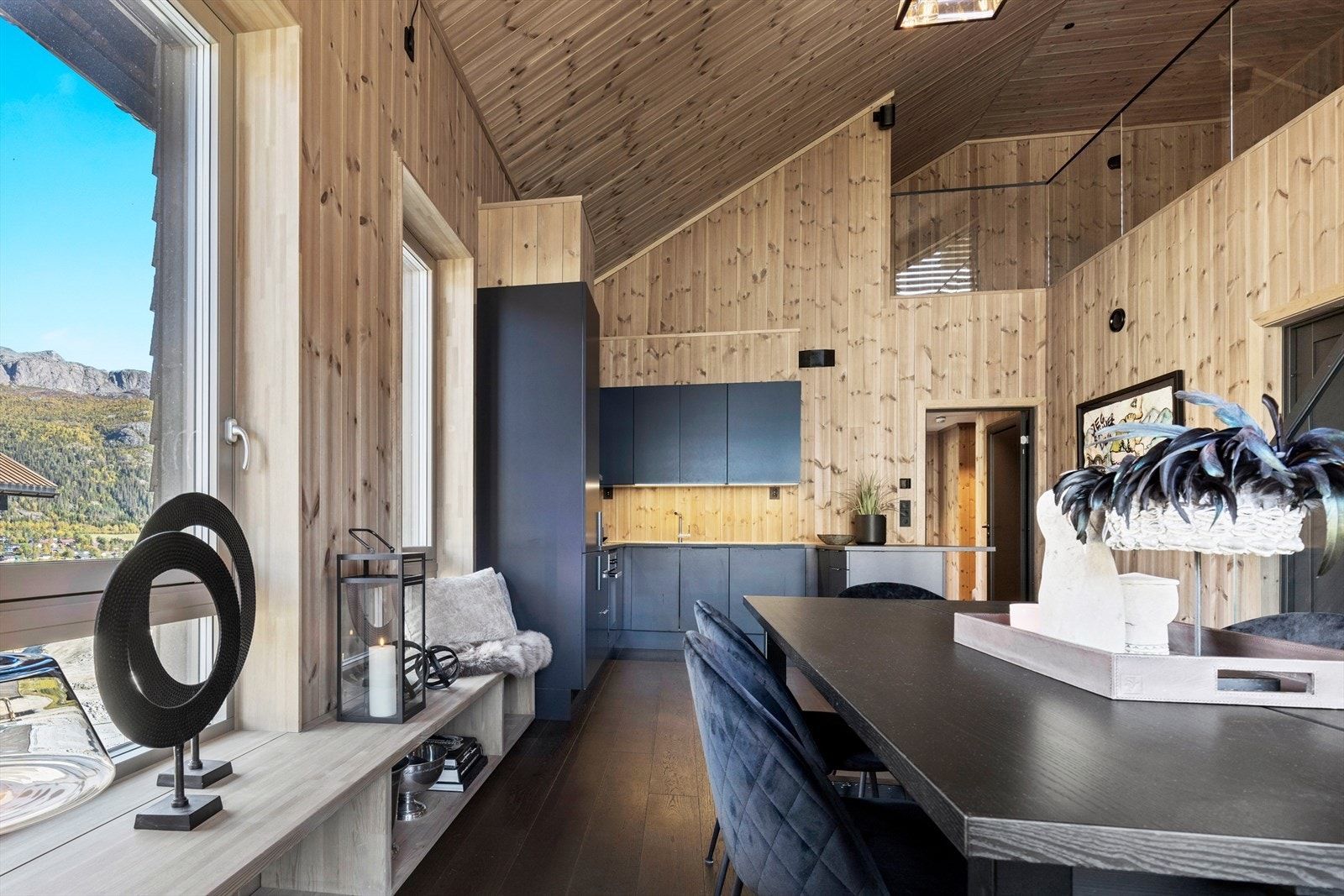 Sosialt oppholdsrom med god kontakt mellom spisestue og kjøkken. Galleribilde