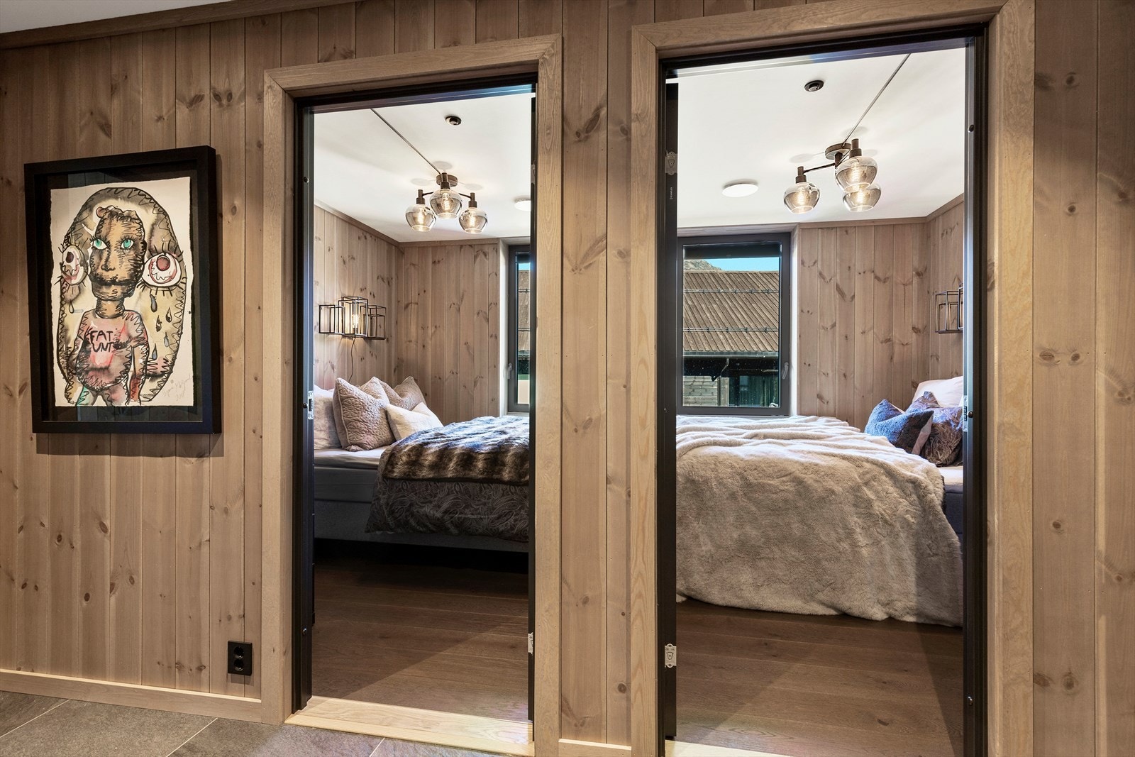 Leiligheten har totalt 3 soverom samt mulighet for overnattingsløsning på hemsen. Galleribilde