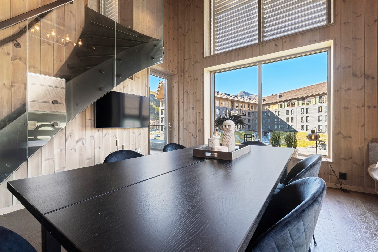 God plass til spisebord, store vindusflater og utgang til balkong. Galleribilde