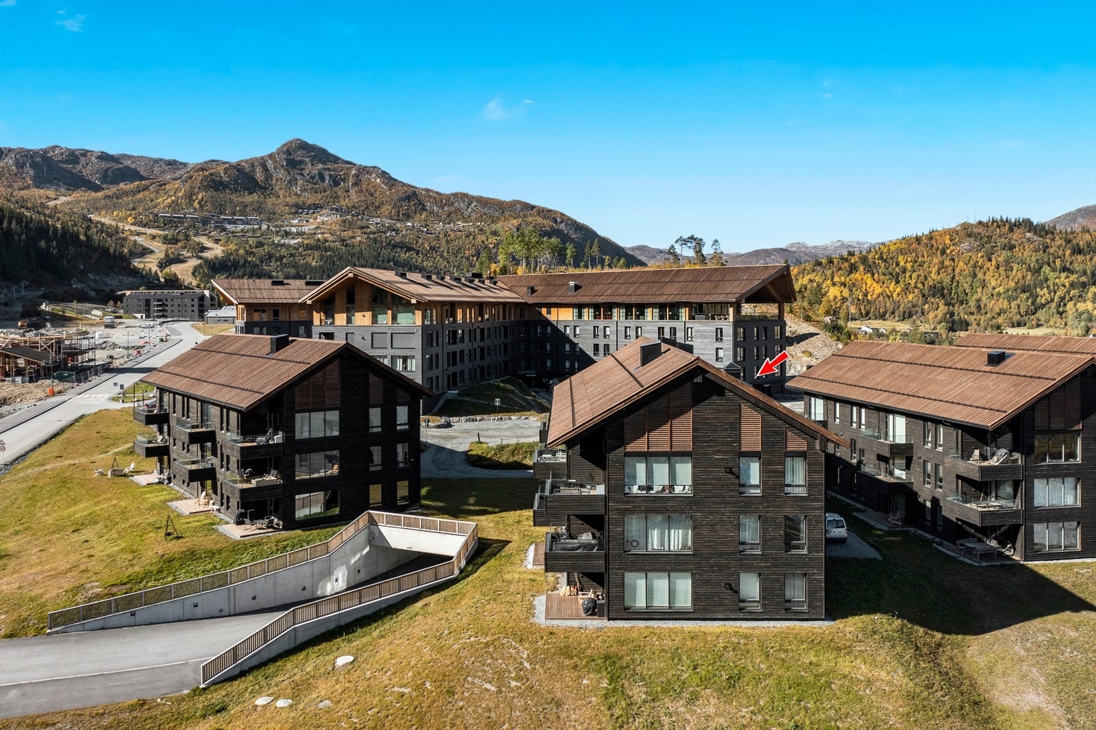 Oversikt over nærområdet. Innkjøring til garasjen ligger rett nedenfor Fyri Resort. Galleribilde