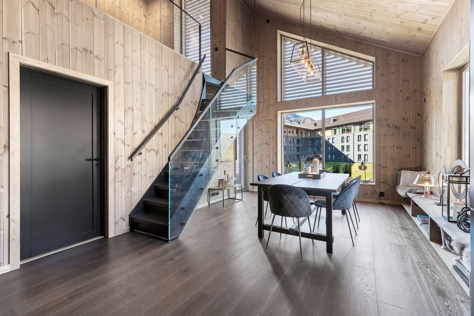 Stilig trapp opp til hemsen. Det er også Elko pluss og sorte detaljer i hele leiligheten. Galleribilde