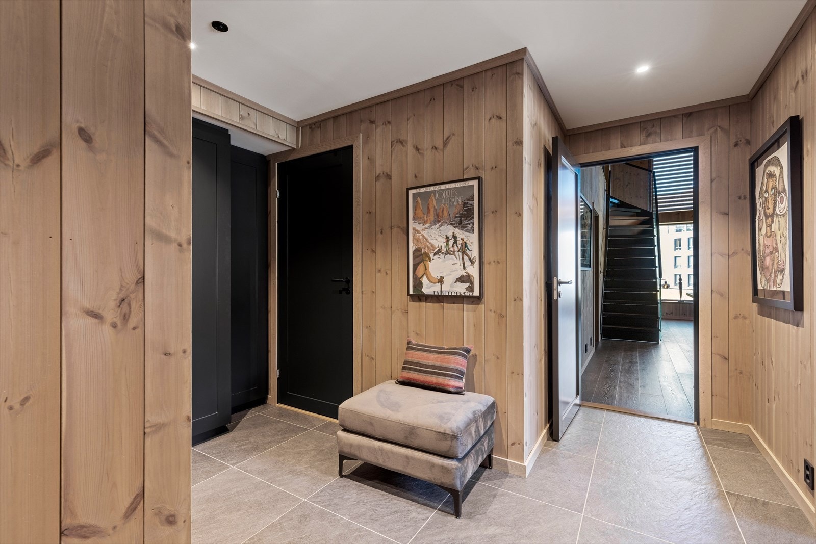 Flislagt entré/gang med adkomst til stue, 2 soverom og bad. Galleribilde