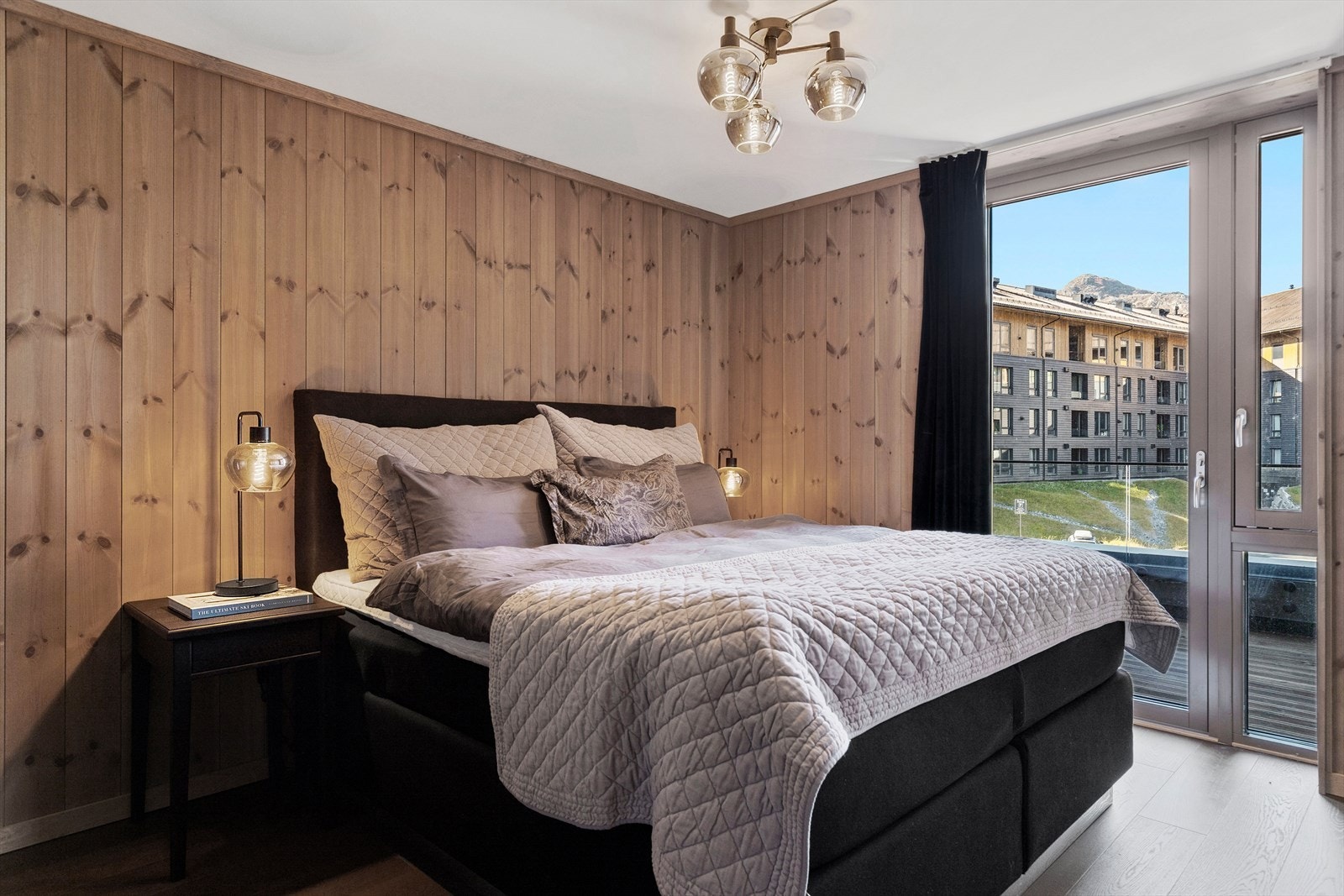 Hovedsoverom med god plass til dobbeltseng, nattbord og garderobeskap. Galleribilde