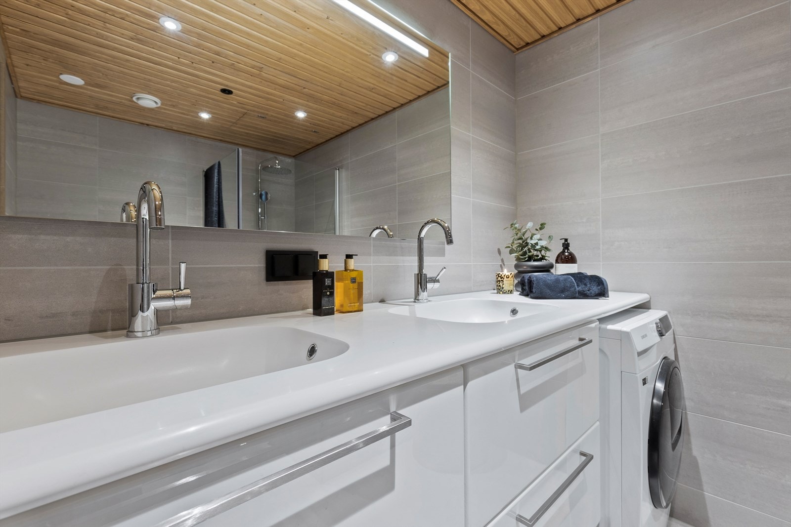 Dusjhjørne med glassdører, regndusj og hånddusj. Galleribilde