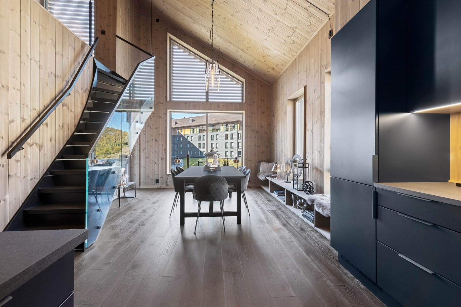 Stuen er innredet med stor spisestue og plassbygget benk. Galleribilde