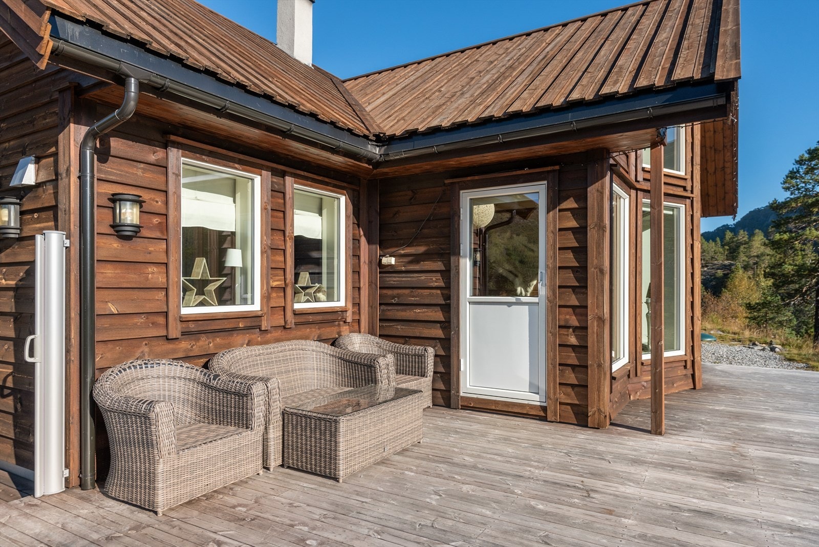 Gled deg til å slappe av i solveggen med venner og familie Galleribilde