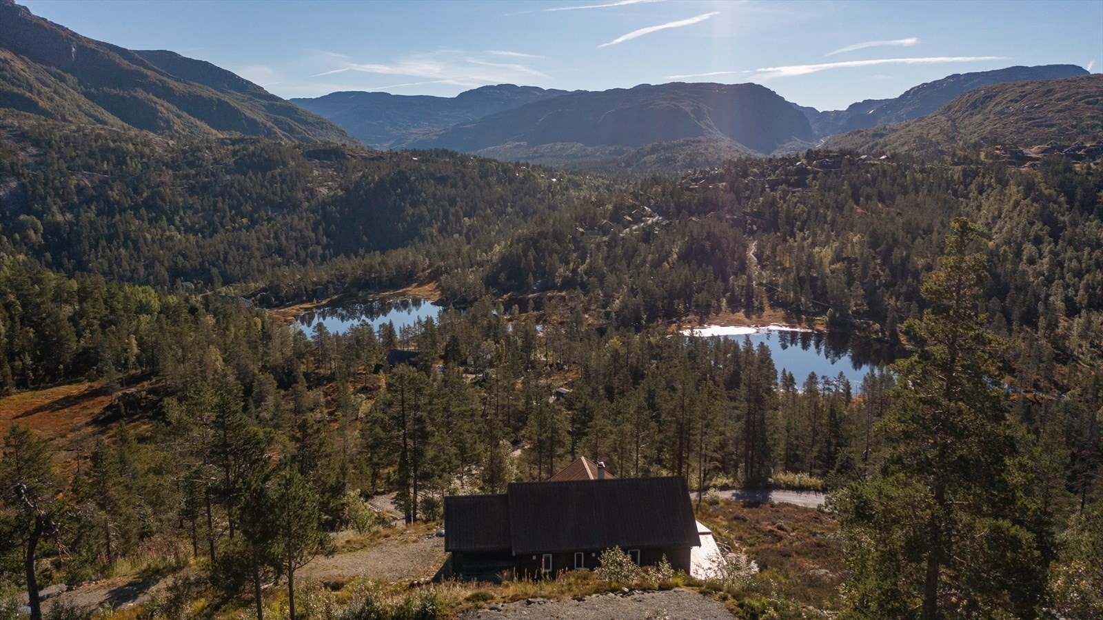 Hytta ligger i ndylliske og naturskjønne omgivelser like ved (30 meter) flotte langrennsløyper Galleribilde