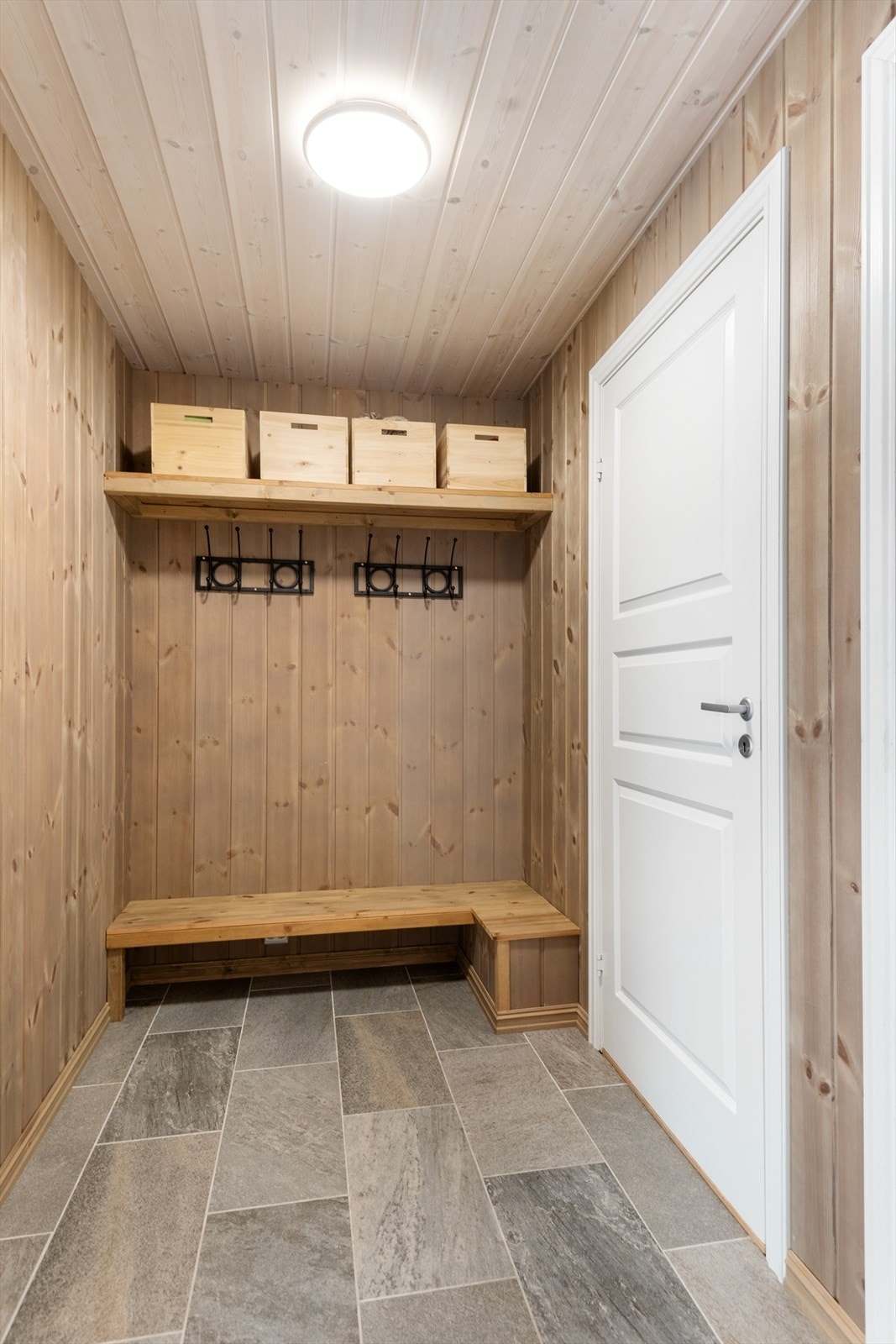 Romslig inngangsparti med god plass til yttertøy og sko Galleribilde