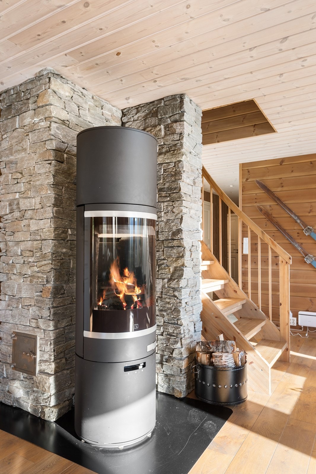 Lekker peisovn gir deilig varme til hytta på kaldere dager Galleribilde