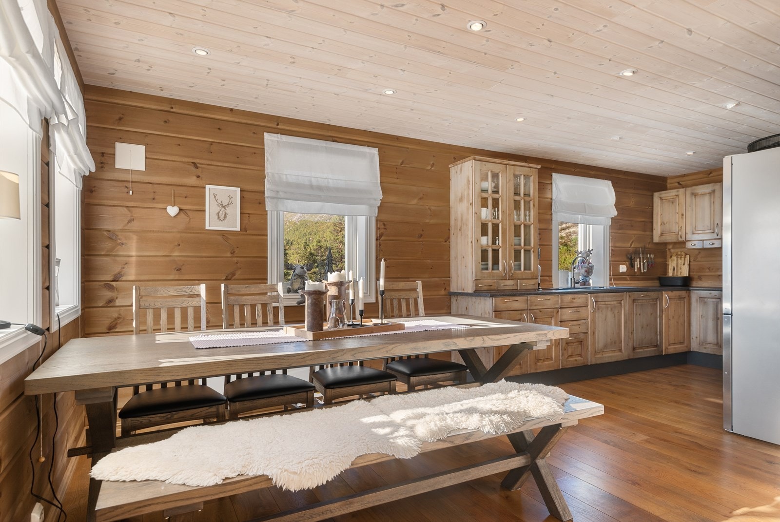 Kjøkkenet har integrerte hvitevarer (stekeovn, platetopp og oppvaskmaskin), samt medfølgende kjøleskap/frys Galleribilde