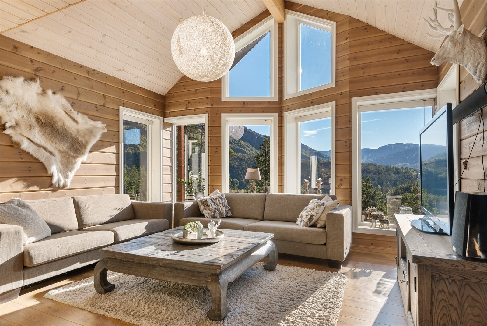 Lys og tiltalende stue med fantastisk takhøyde Galleribilde