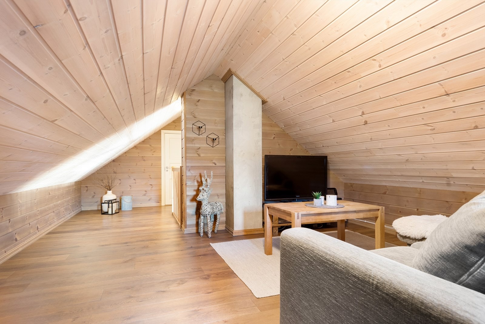 I loftstuen er det god plass til sofagruppe og tv-møblement Galleribilde